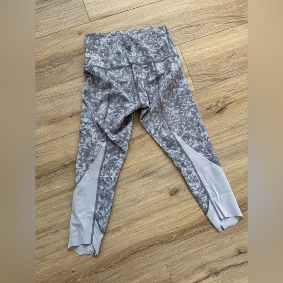 Lululemon Wunder Under Crop High Rise Roll Down Scallop 23” Luxtreme - Size 6 - Picture 2 of 6